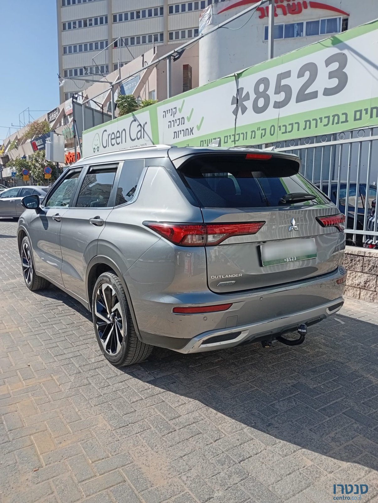 2023' Mitsubishi Outlander photo #3