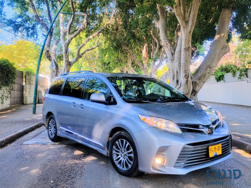 2019' Toyota Sienna XLE Premium photo #1