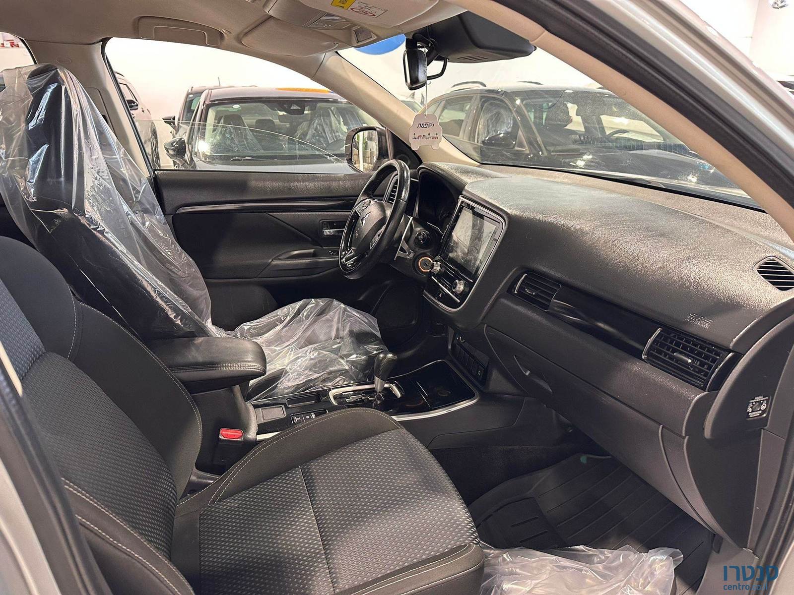 2020' Mitsubishi Outlander photo #4