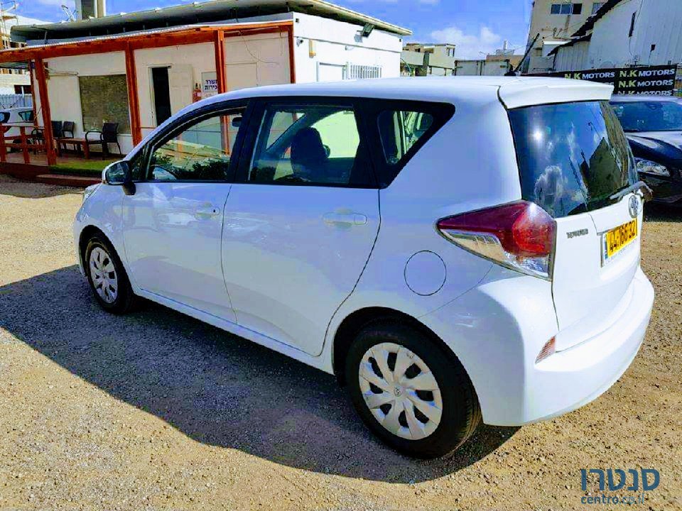 2015' Toyota Yaris Verso photo #2
