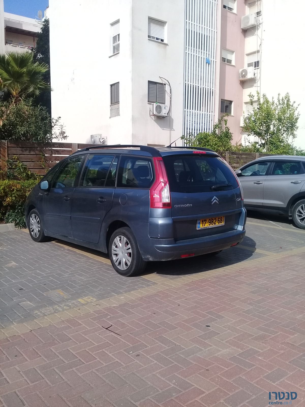 2008' Citroen C4 Picasso photo #2