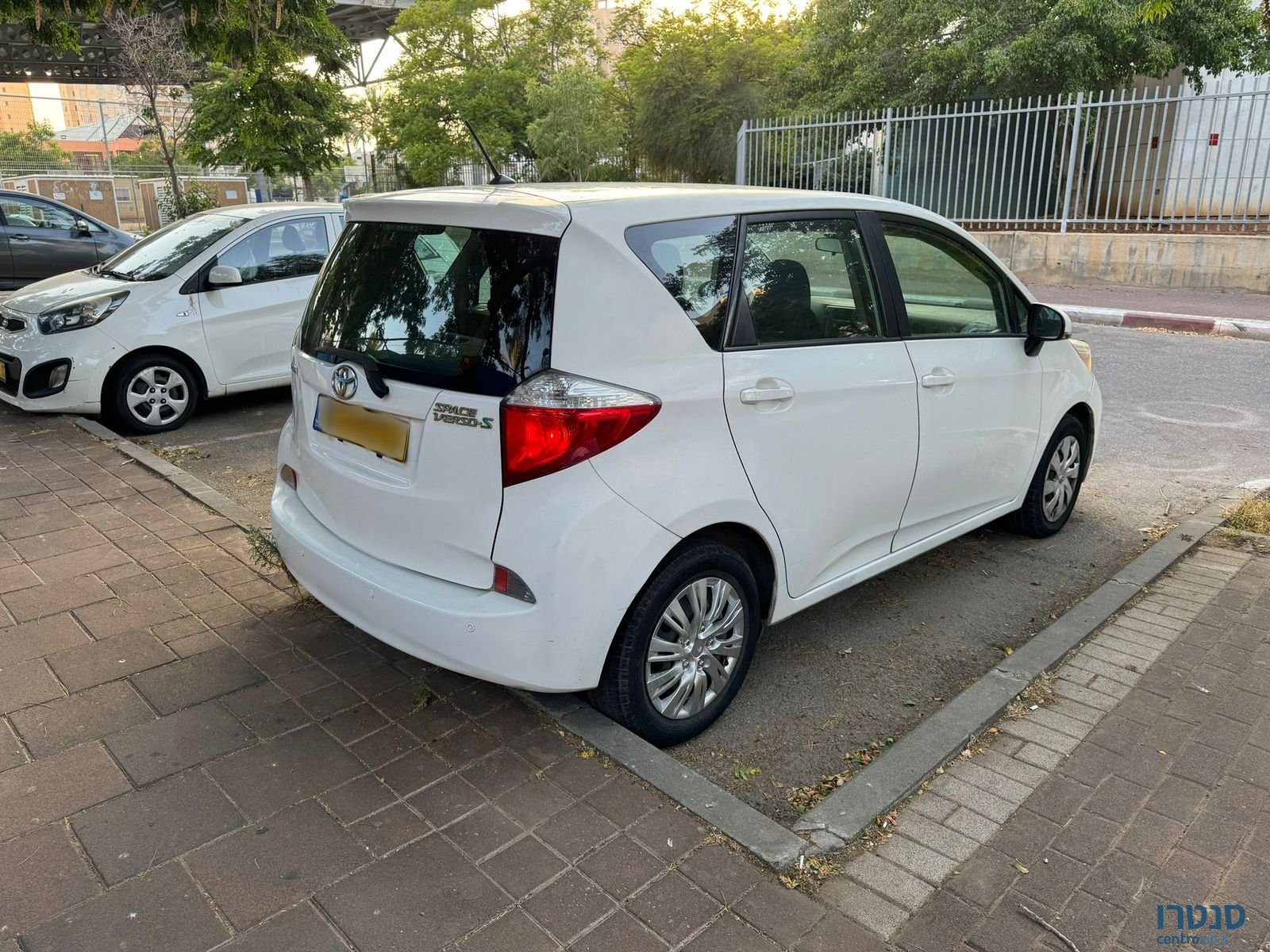 2013' Toyota Corolla Verso photo #3