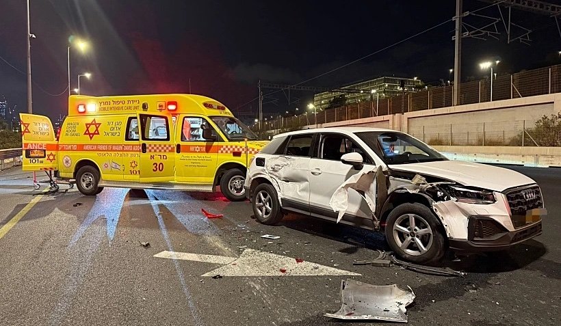 חשד: הזמר גידי גוב פגע במספר רכבים בנתיבי איילון – נהג תחת השפעת אלכוהול, 6 נפצעו ופונו לביה"ח | פרסום ראשון