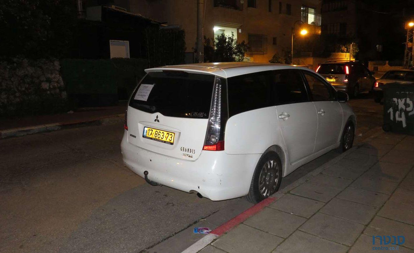 2010' Mitsubishi Grandis מיצובישי גרנדיס photo #2