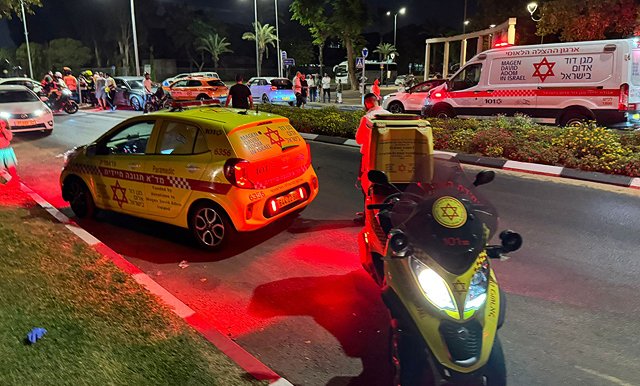 В Ашдоде автомобиль сбил ребенка и мужчину