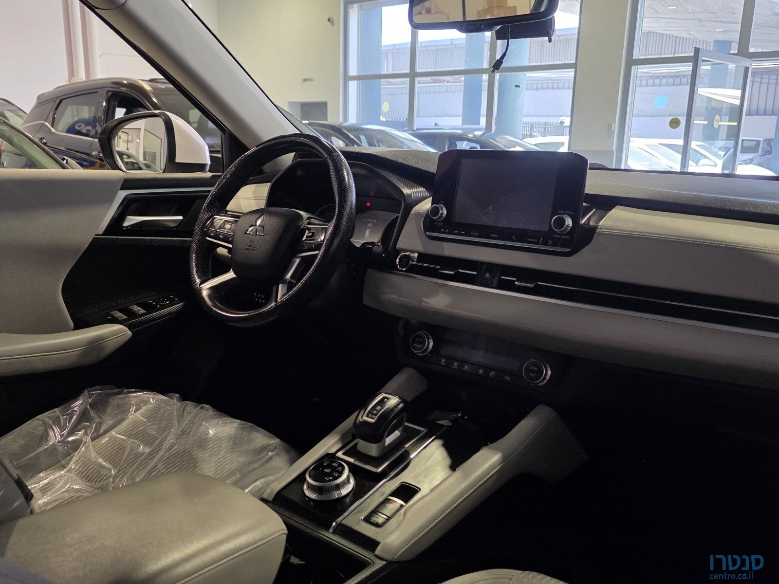 2023' Mitsubishi Outlander photo #4