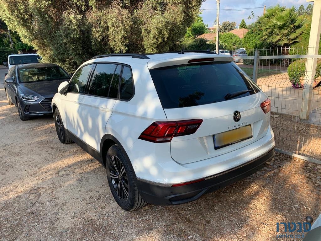2021' Volkswagen Tiguan photo #3