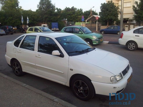 2001' Volkswagen Polo photo #3