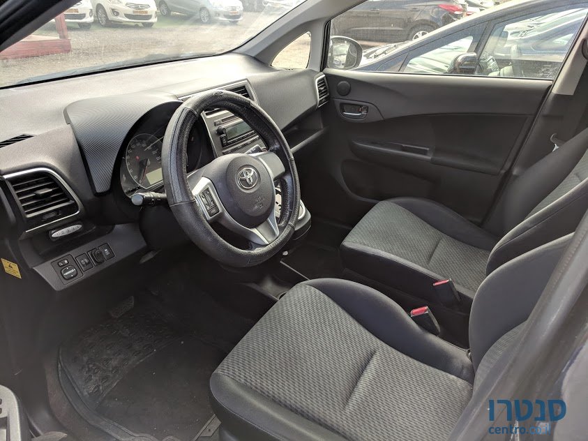 2011' Toyota Yaris Verso photo #5