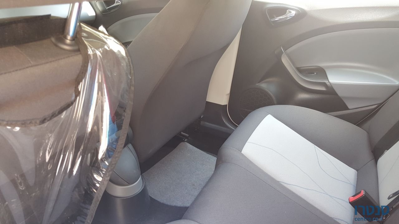 2013' SEAT Ibiza photo #2