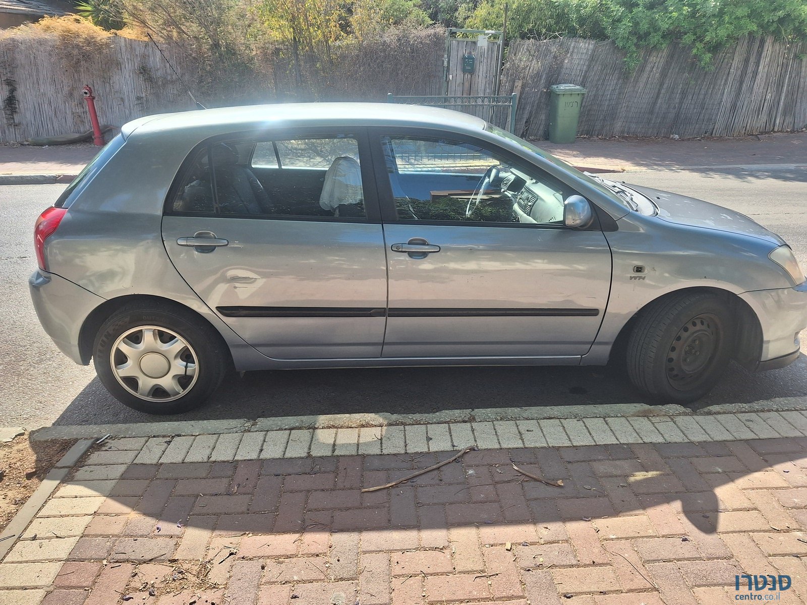 2004' Toyota RunX photo #2
