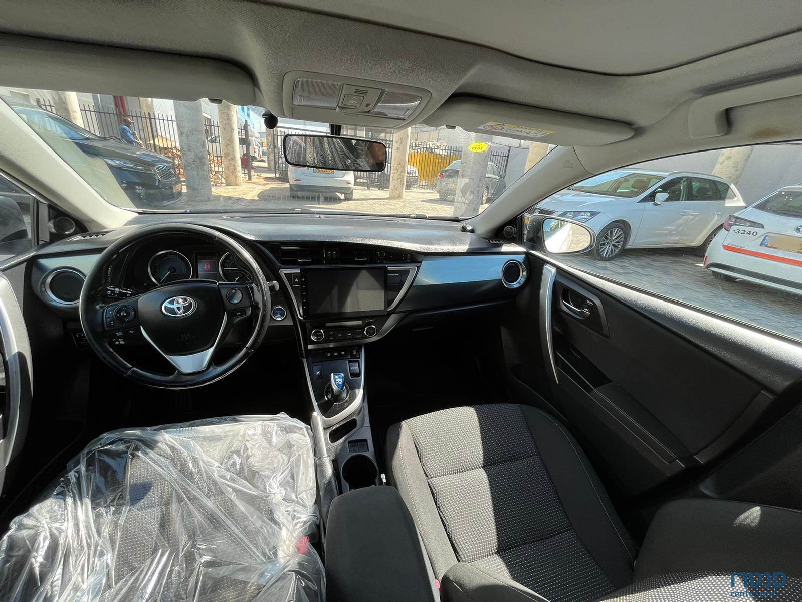 2015' Toyota Auris photo #4