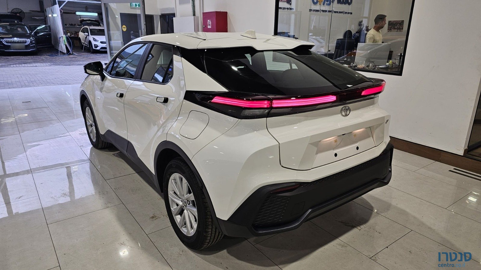 2025' Toyota C-HR photo #2