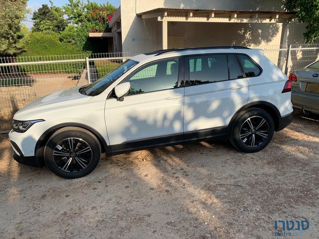 2021' Volkswagen Tiguan photo #2