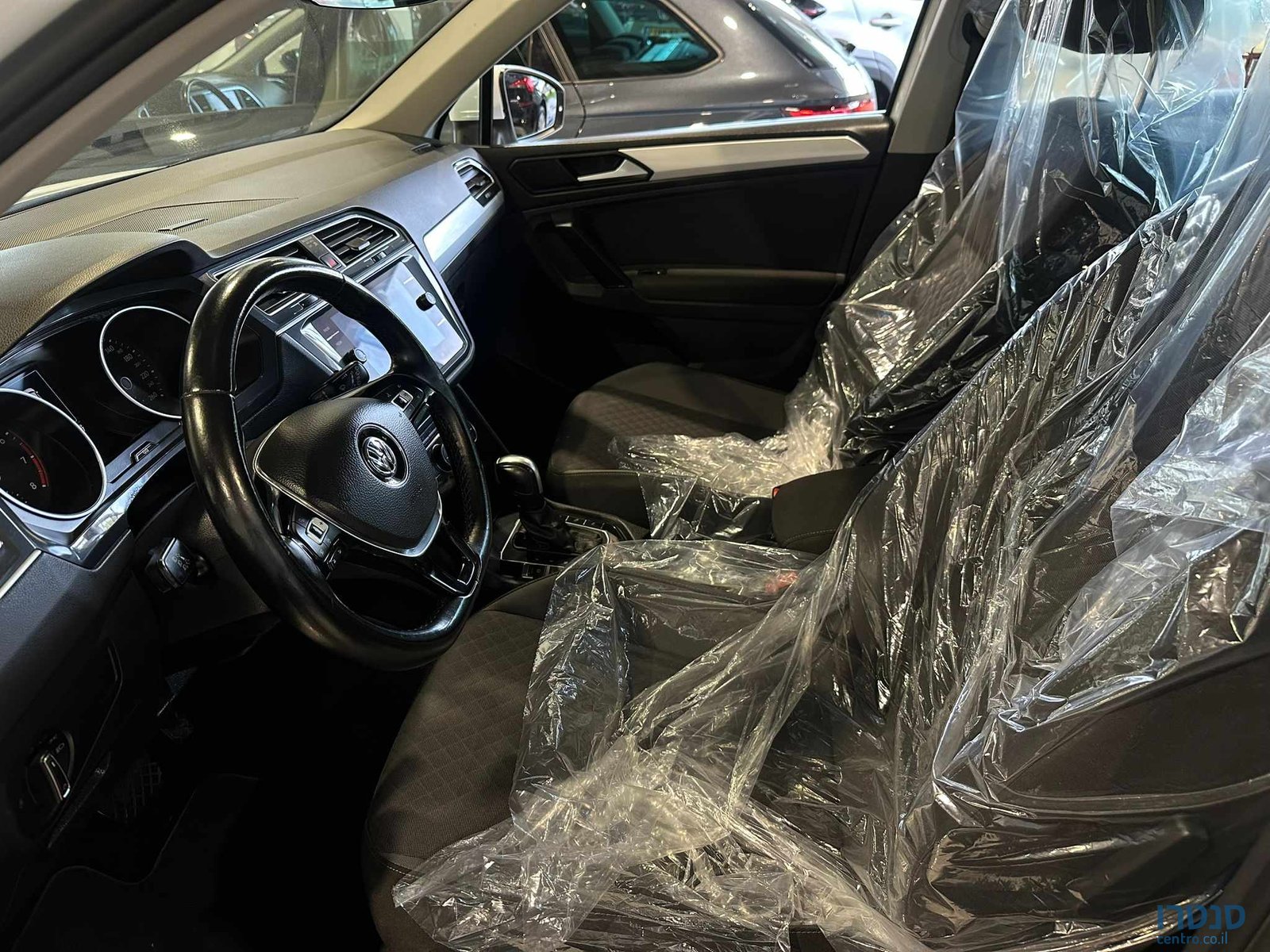 2020' Volkswagen Tiguan photo #5