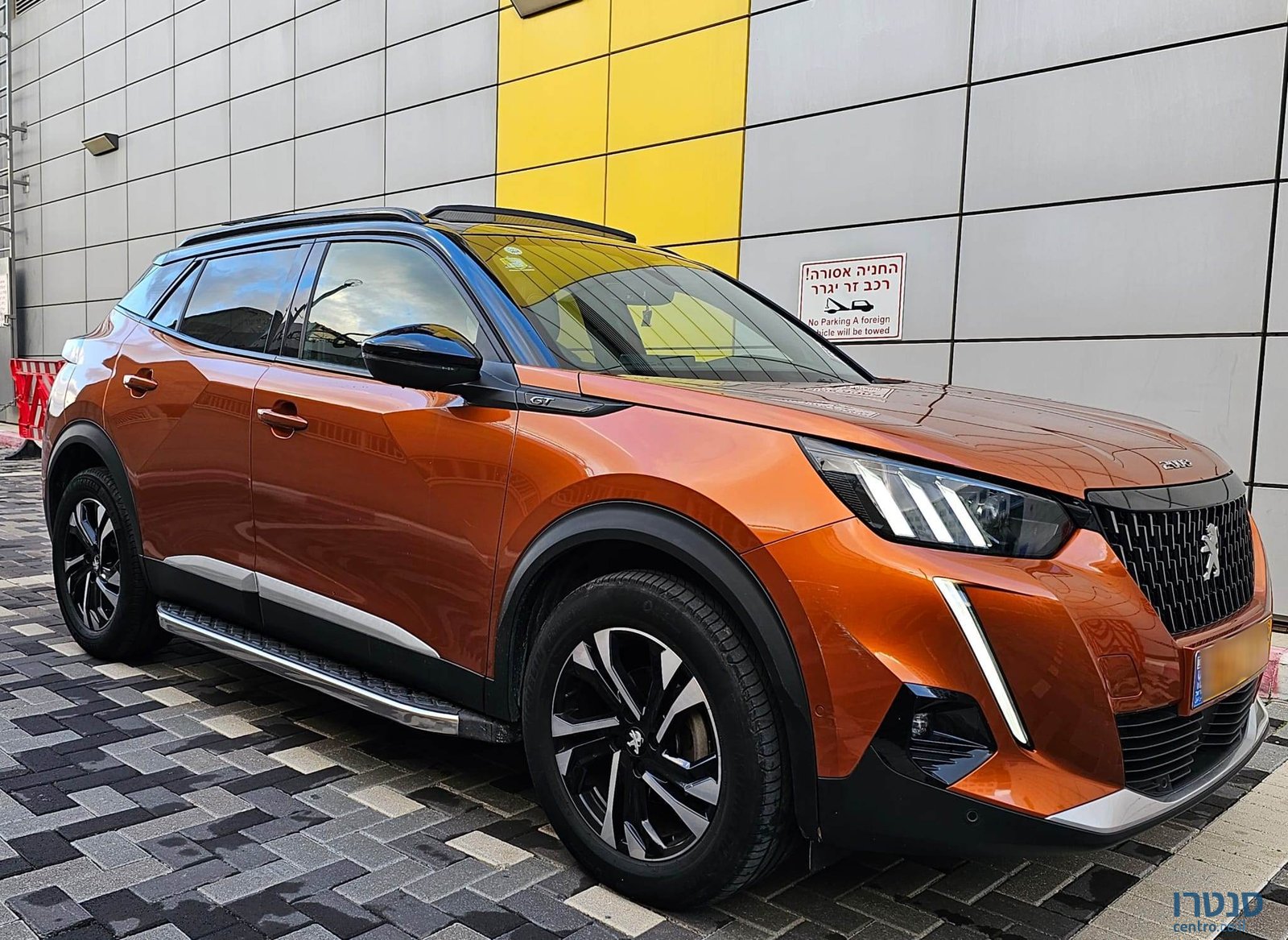 2021' Peugeot 2008 photo #2