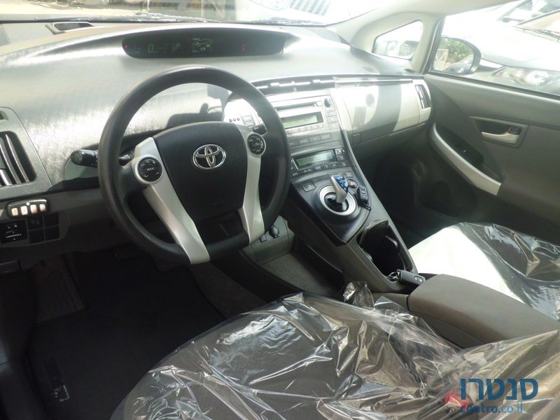 2013' Toyota Prius photo #3