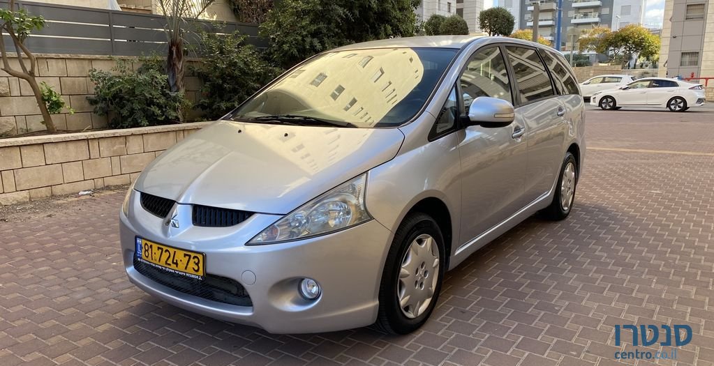 2010' Mitsubishi Grandis מיצובישי גרנדיס photo #1