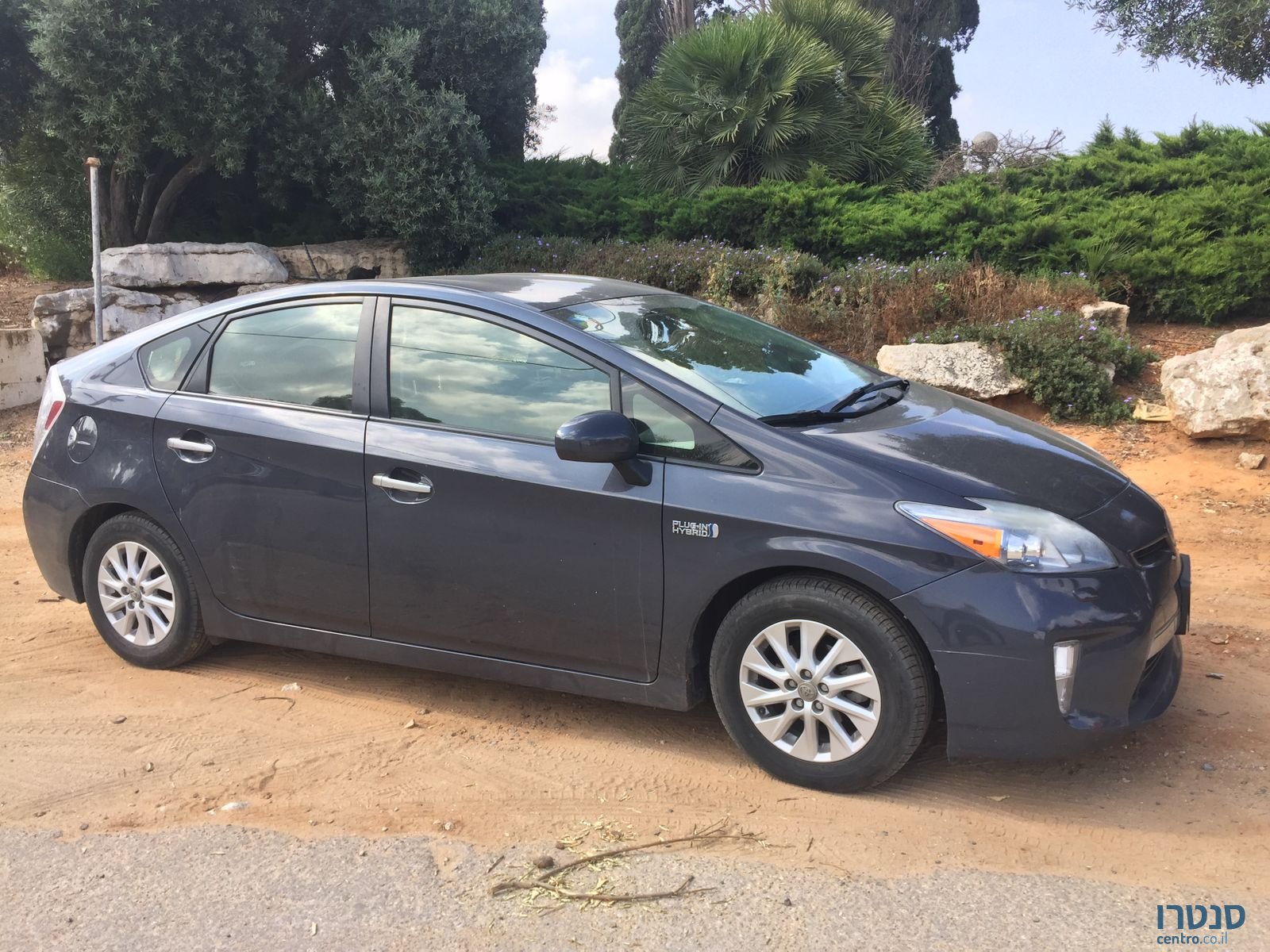 2012' Toyota Prius Plug-in Hybrid photo #2