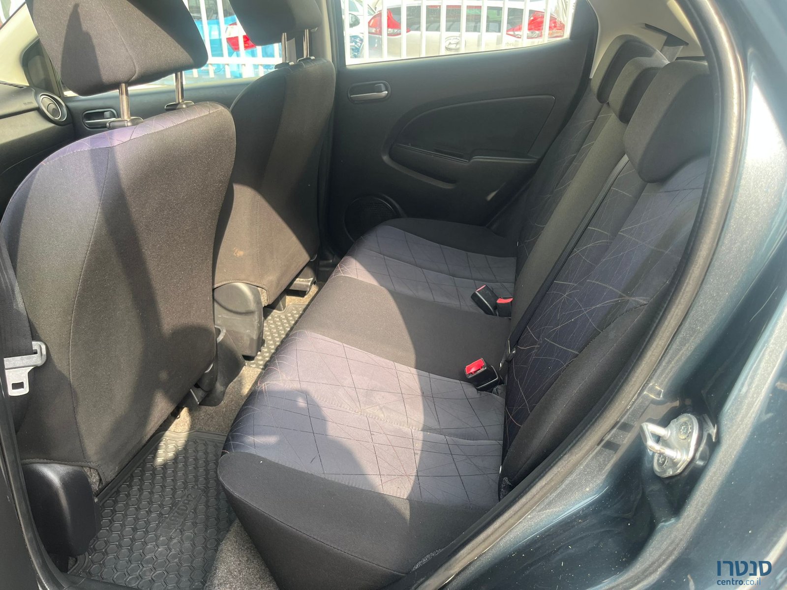 2012' Mazda 2 photo #4