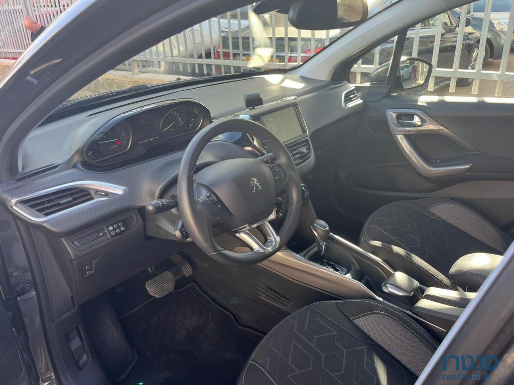 2019' Peugeot 2008 photo #3