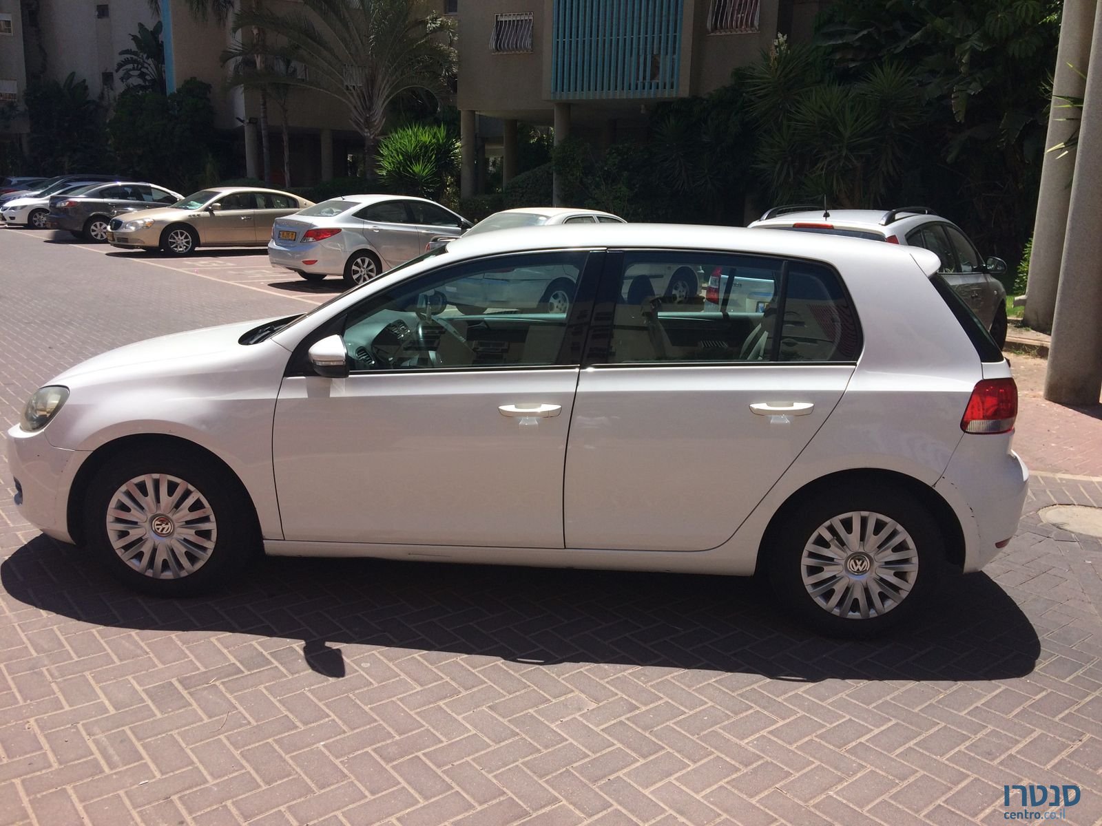 2011' Volkswagen Golf photo #3