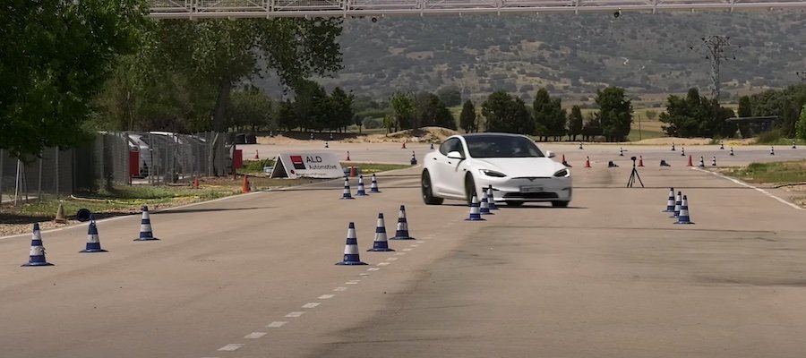 Tesla Model S Plaid Amazes In Moose Test: Outperforms Porsche Taycan