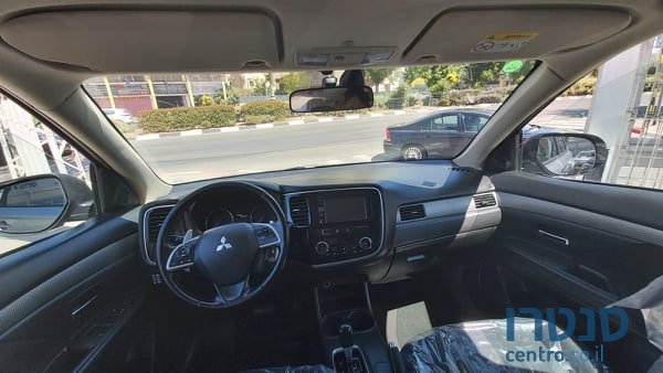 2014' Mitsubishi Outlander photo #3