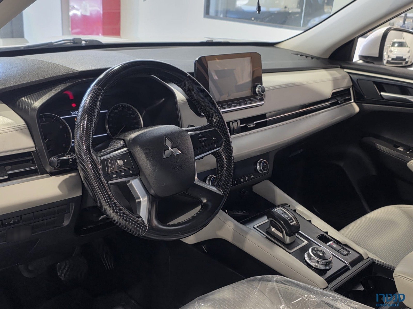 2023' Mitsubishi Outlander photo #5