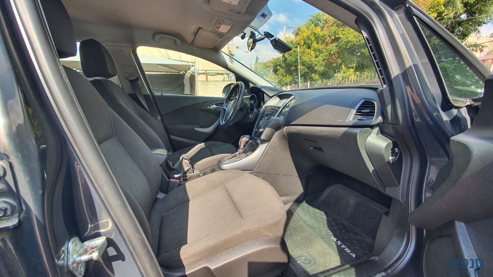 2014' Opel Astra photo #5