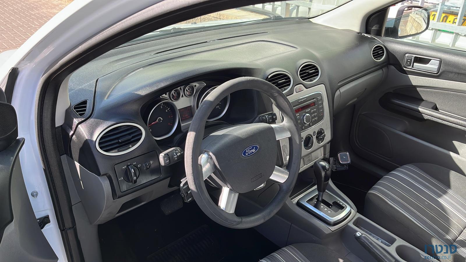 2011' Ford Focus photo #3