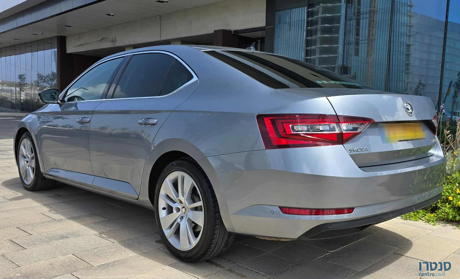 2016' Skoda Superb photo #5