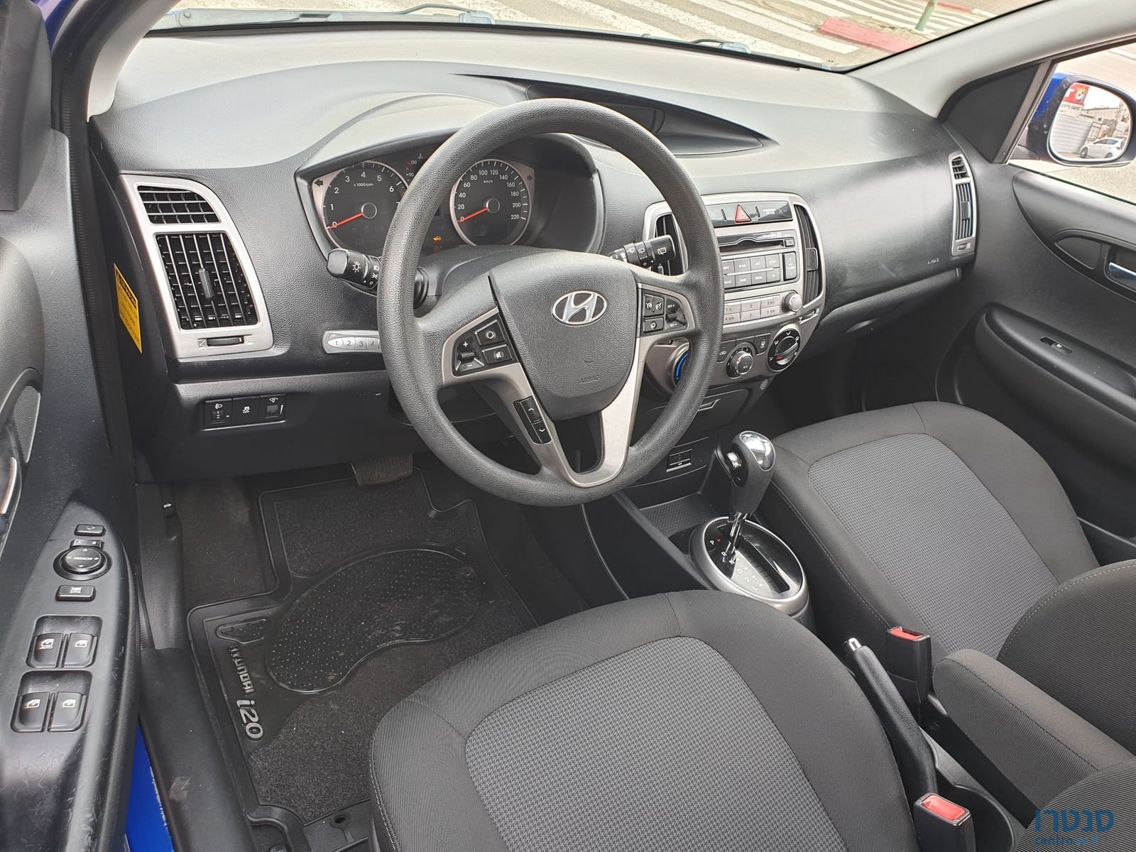 2013' Hyundai i20 photo #2