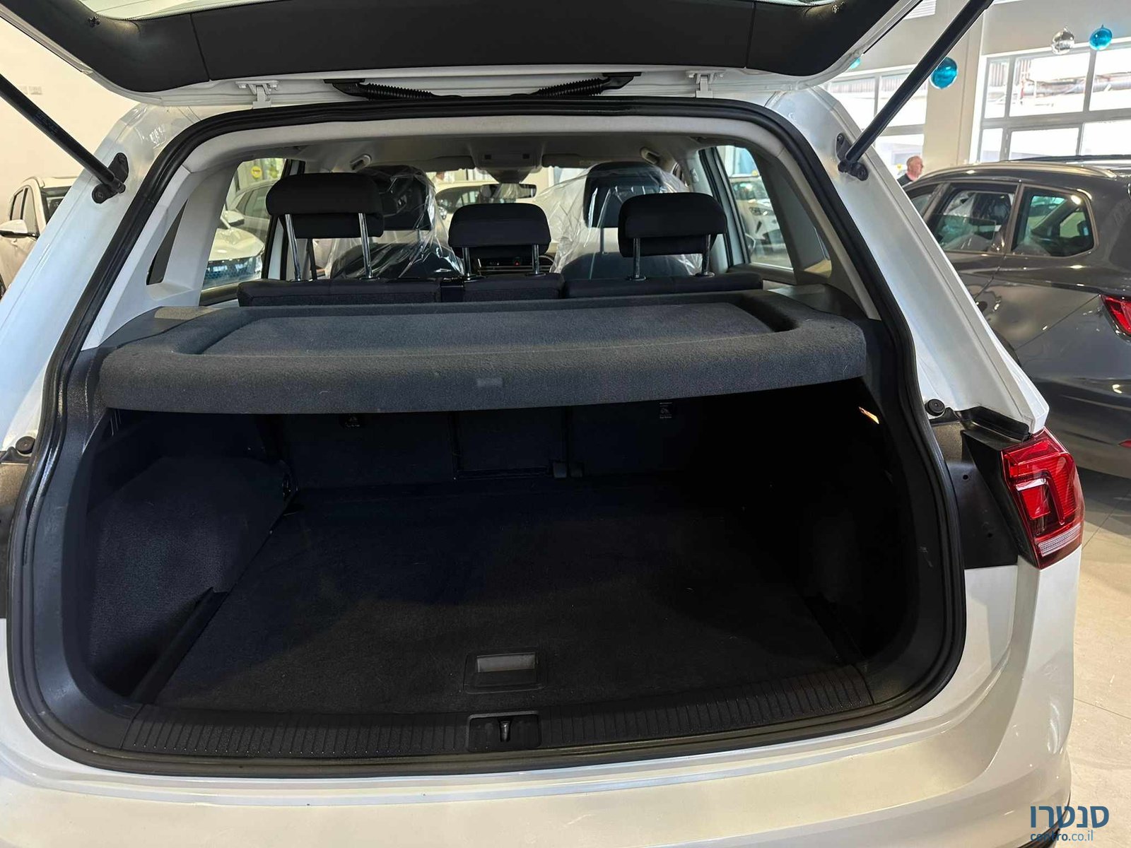 2020' Volkswagen Tiguan photo #6