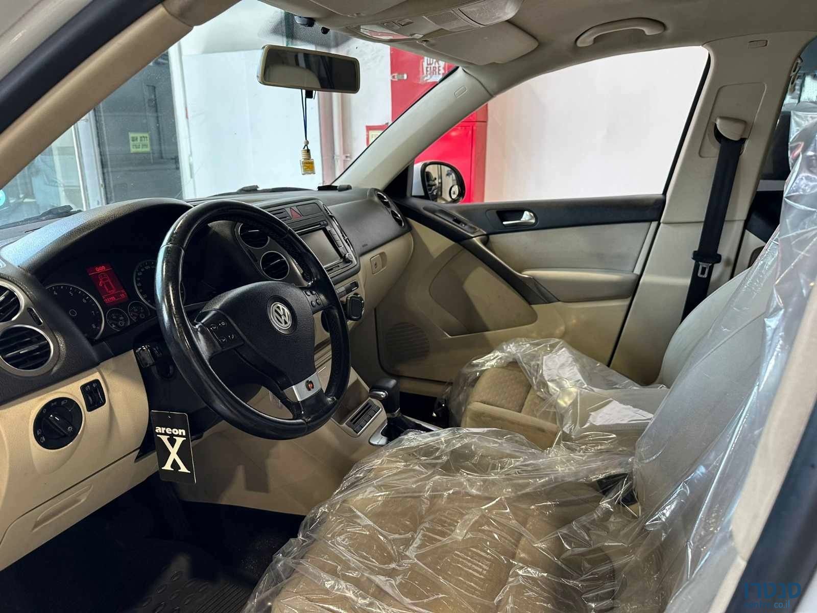 2009' Volkswagen Tiguan photo #5