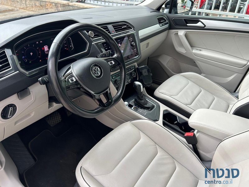 2020' Volkswagen Tiguan photo #3