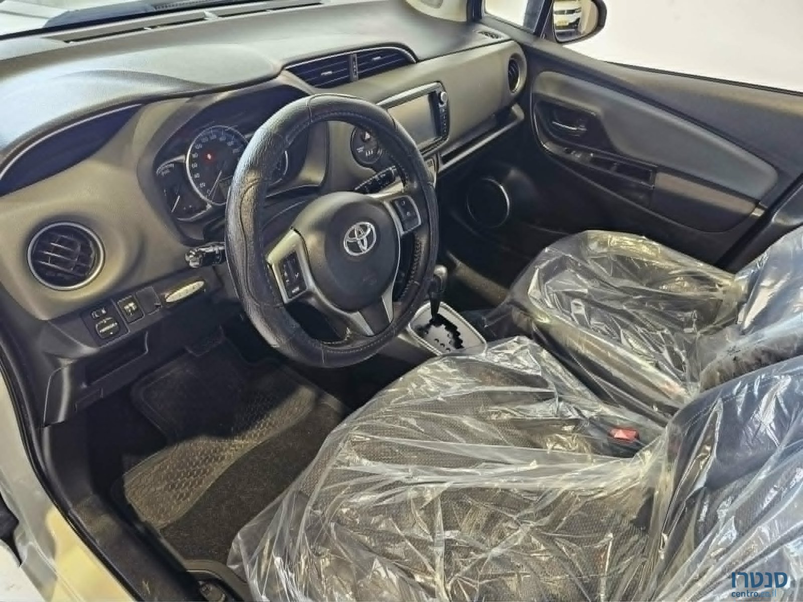 2015' Toyota Yaris photo #5