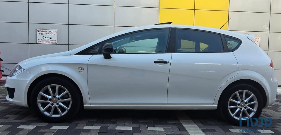 2011' SEAT Leon photo #3