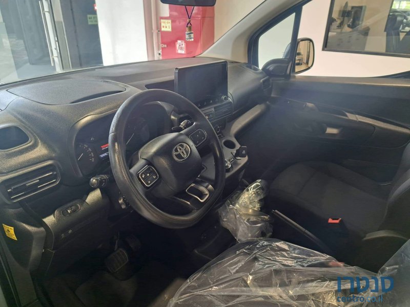 2021' Toyota ProAce City photo #4