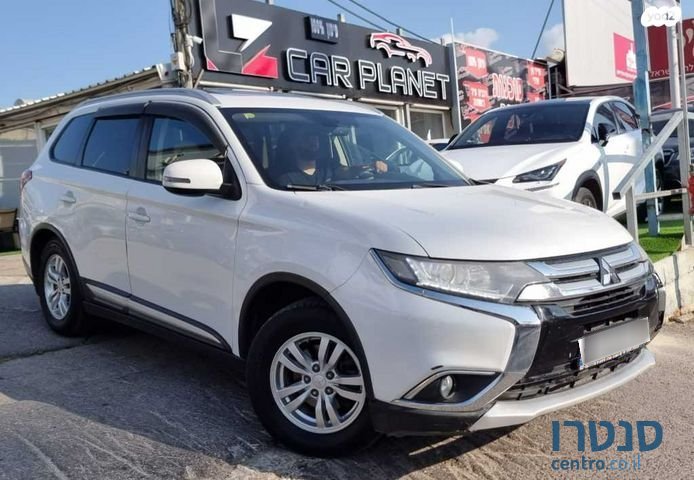 2016' Mitsubishi Outlander photo #2