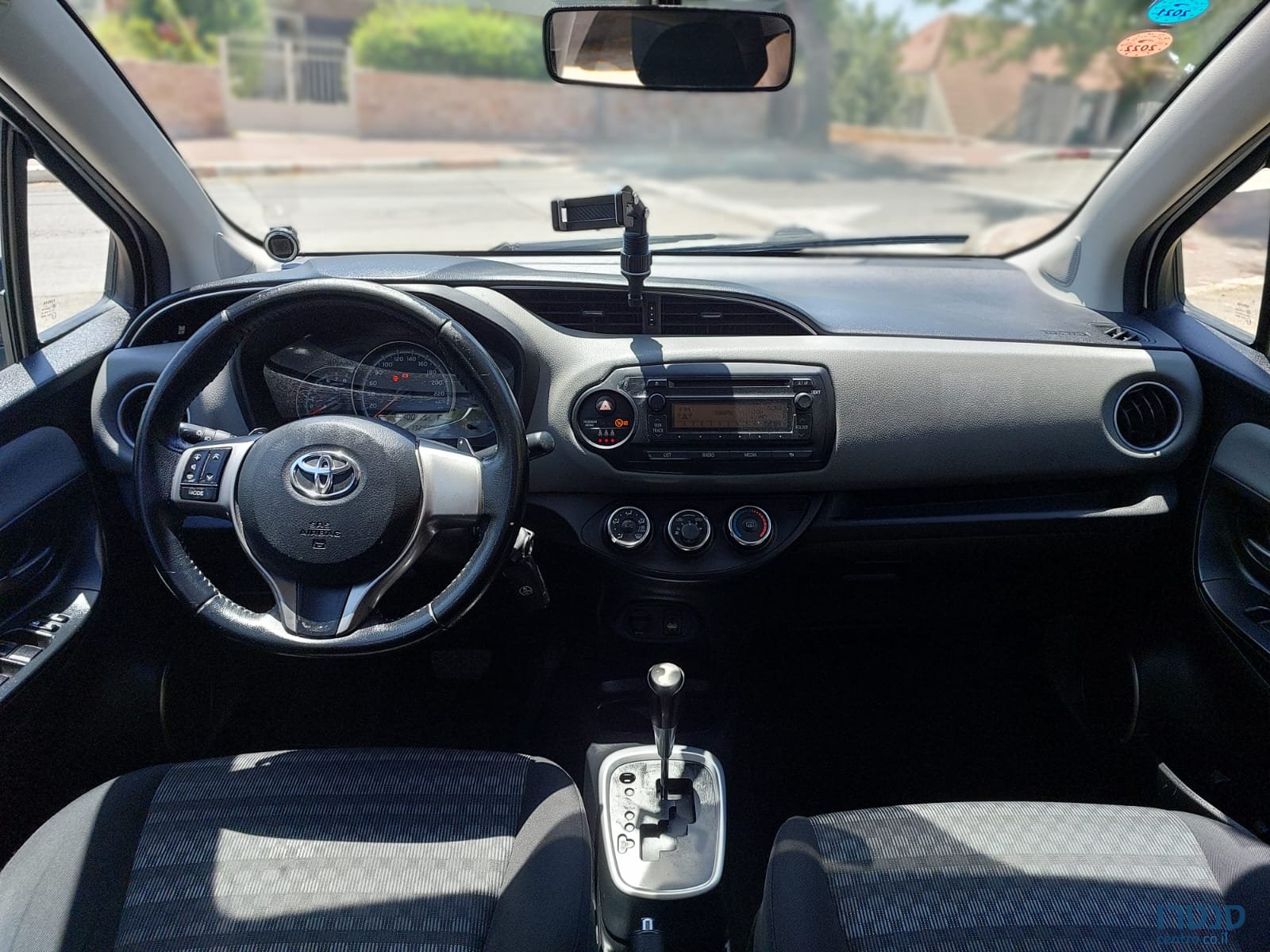 2017' Toyota Yaris photo #5