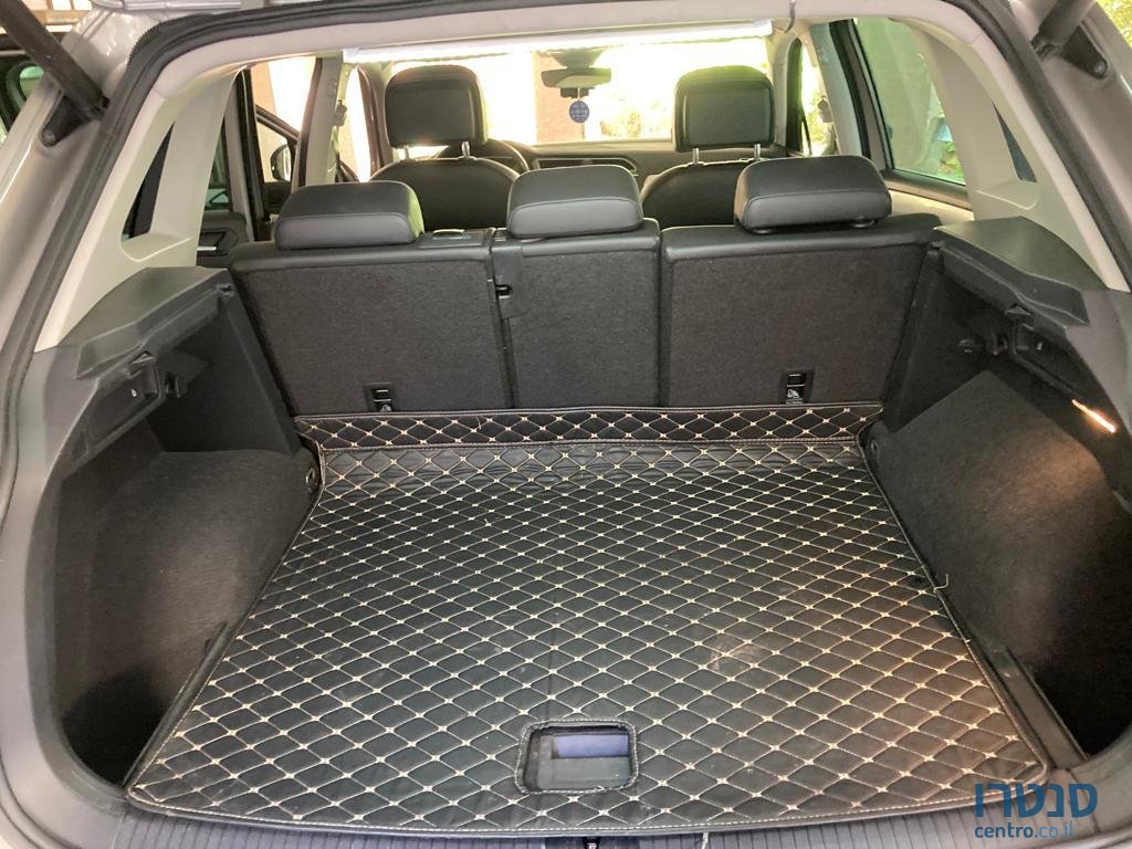 2019' Volkswagen Tiguan photo #5