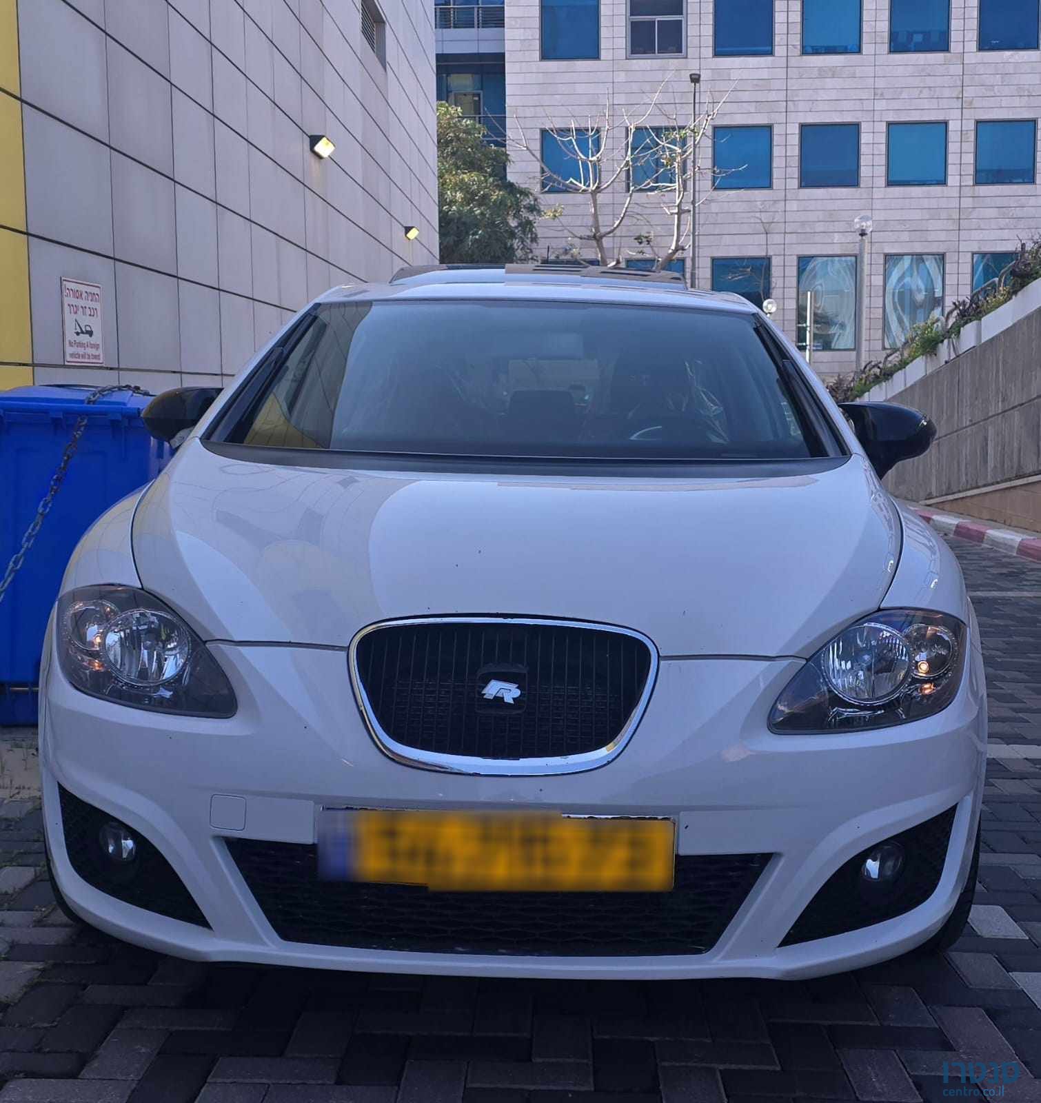 2011' SEAT Leon photo #1