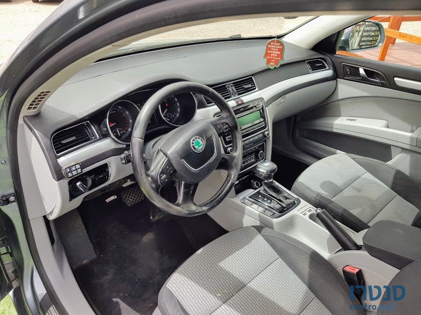 2011' Skoda Superb photo #3