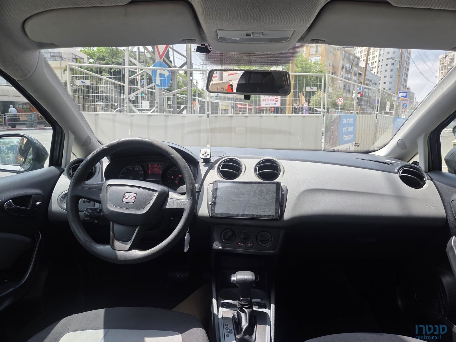 2013' SEAT Ibiza photo #2