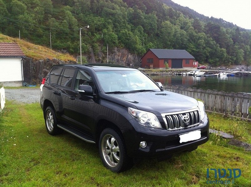 2011' Toyota Land Cruiser photo #3