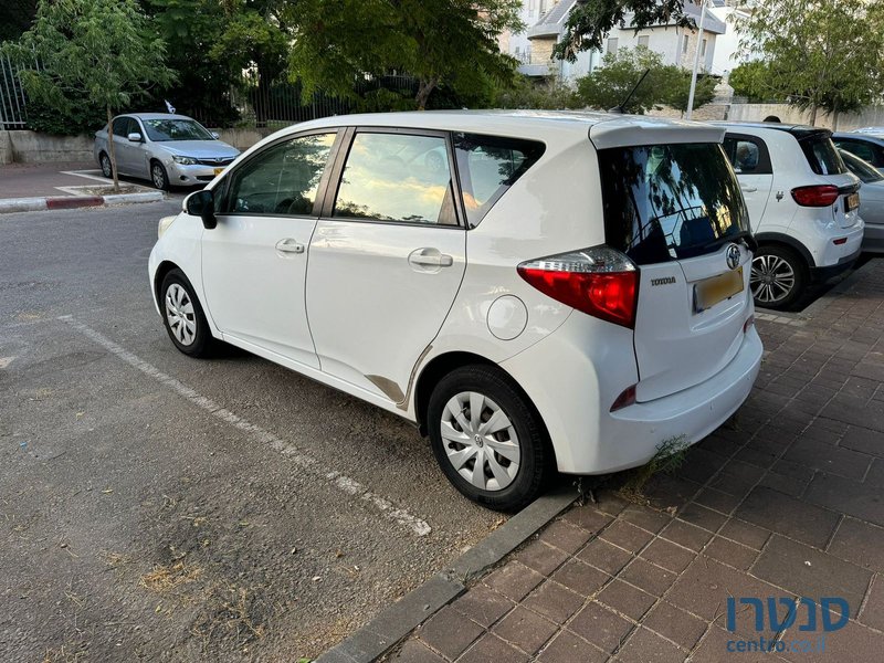 2012' Toyota Corolla Verso photo #4