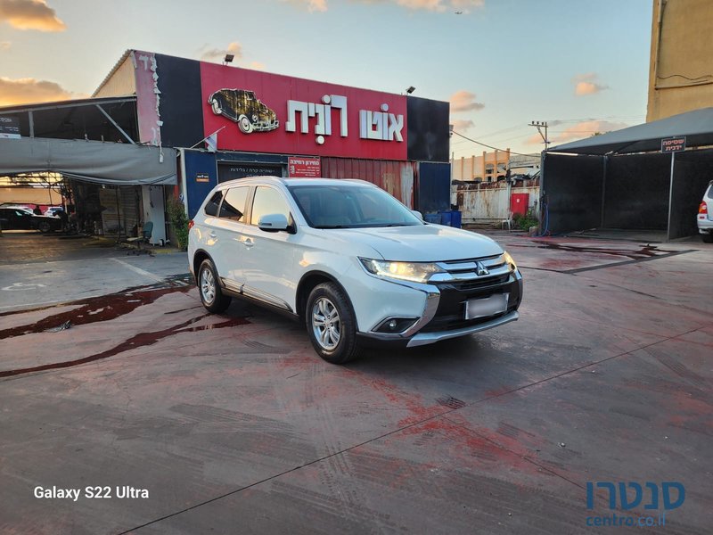 2015' Mitsubishi Outlander photo #2