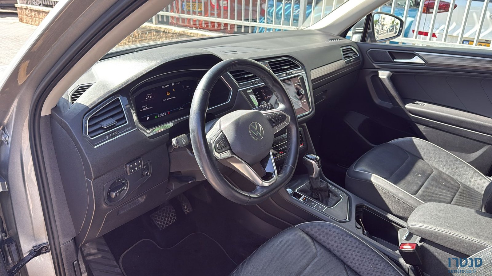 2022' Volkswagen Tiguan Allspace photo #2