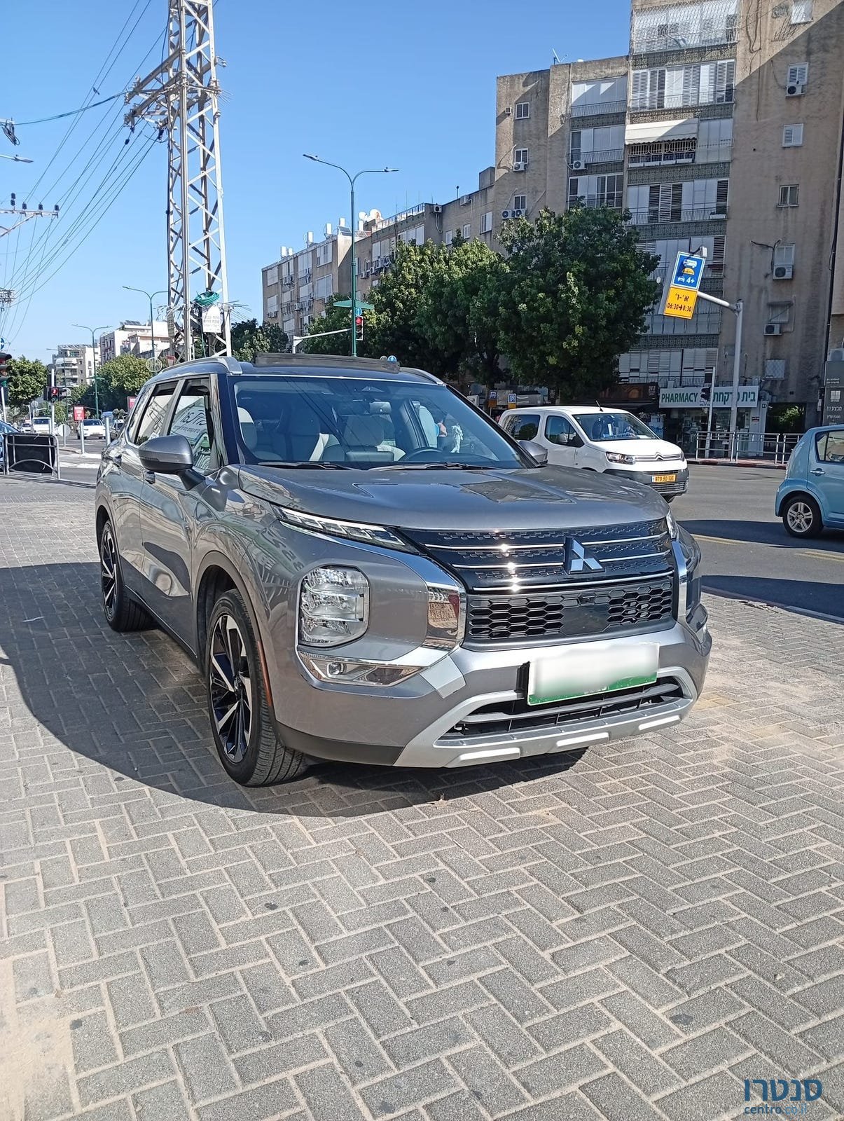 2023' Mitsubishi Outlander photo #5